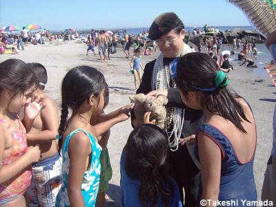Seara sea rabbit Getting Attentions from Children at Coney Island Beach 